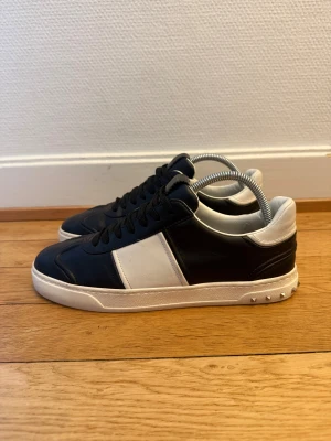 Valentino flycrews - Säljer nu dessa fina valentino flycrew sneakers | Super fint skick | Storlek 41 | Givetis äkta | Hör gärna av er vid frågor eller funderingar 