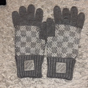 LvHandskar - Jättefina handskar. Passar perfekt inför vintern och håller er varma. se till att handla innan kullan är påväg!! Gråsvart färg, fraktas alltid inom 24 h