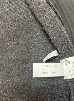 Grå fleeceväst Michael Kors  - Snygg grå fleeceväst från Michael Kors med hög krage och tre dragkedjefickor, varav en på bröstet med MK-logga. Västen har quiltad detalj vid fickan och är perfekt för lager-på-lager. Mjuk och fluffig yta som ger en cool look.