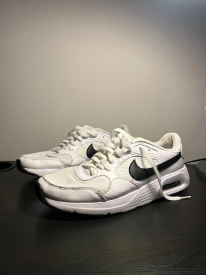 Nike air Max skor vita - Säljer mina vita Nike air Max skor i storlek EU 45. Skorna är synligt använda med små fläckar här och var men inte synliga från håll. Hör av dig vid fler frågor, pris kan diskuteras vid snabb affär.