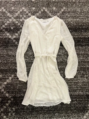 Vit klänning Vila - Vit klänning som man knyter fram eller bak från Vila. Använd och tvättad 1 gång. Inga defekter. Perfekt för student eller skolavslutning! Kolla gärna in mina andra annonser och om du vill köpa flera varor så ger jag paketpris! 