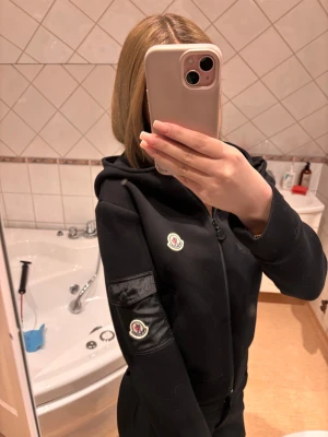 Svart Moncler hoodie med logga - Säljer nu en jätte mysig zip kofta från moncler som jag fått i present. Koftan är i unisex och super mysig att ha på sej, säljer då den blivit förliten för mig i armarna. Är osäker om den är riktig därav priset💗💗är öppen för prisförslag 