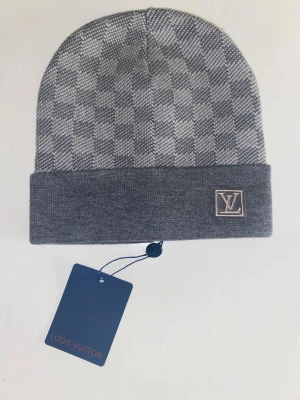 Grå LV mössa - Riktigt bra kvalité, helt ny, inga diffekter 