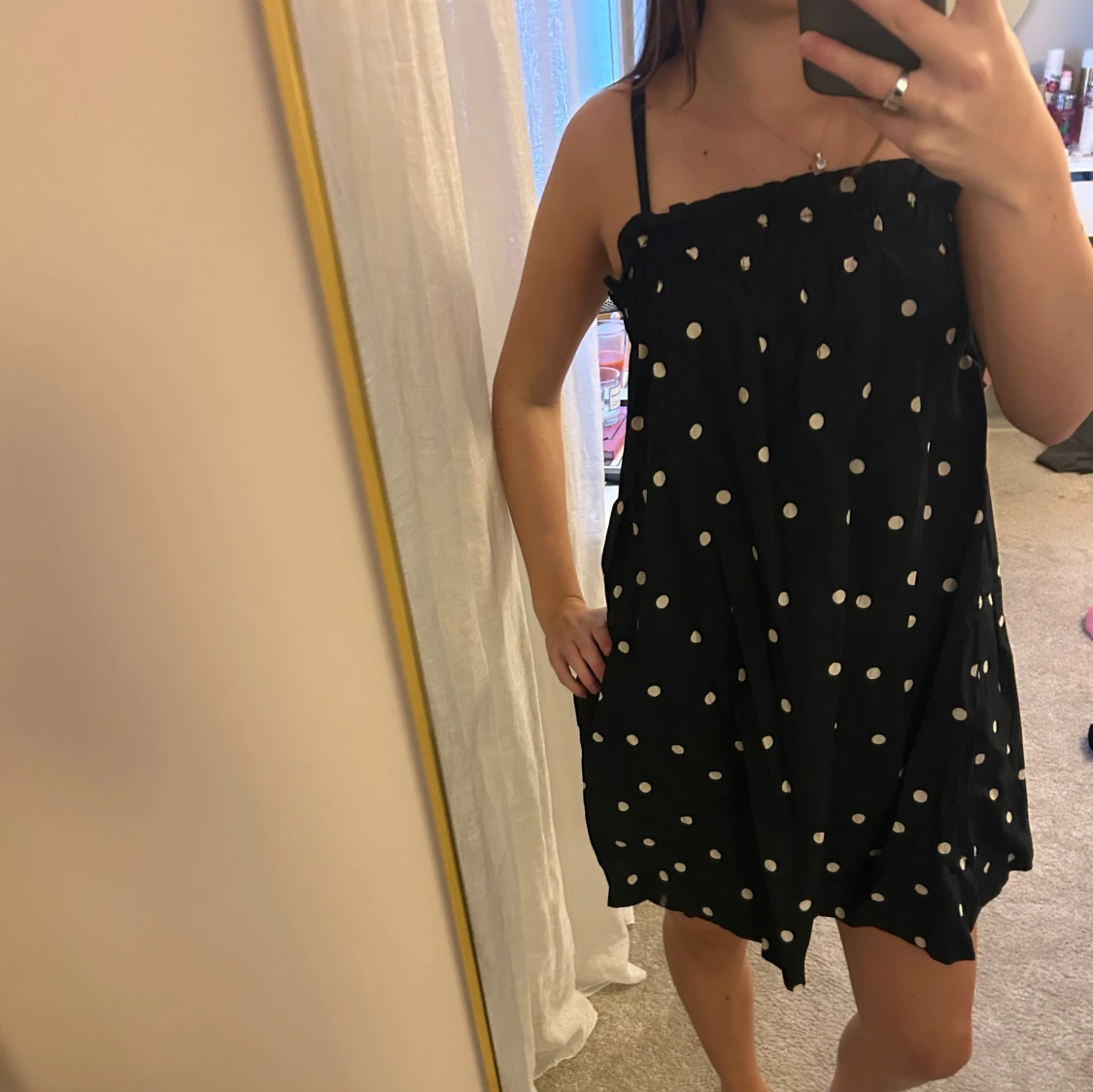 Svart prickig kort klänning - 1