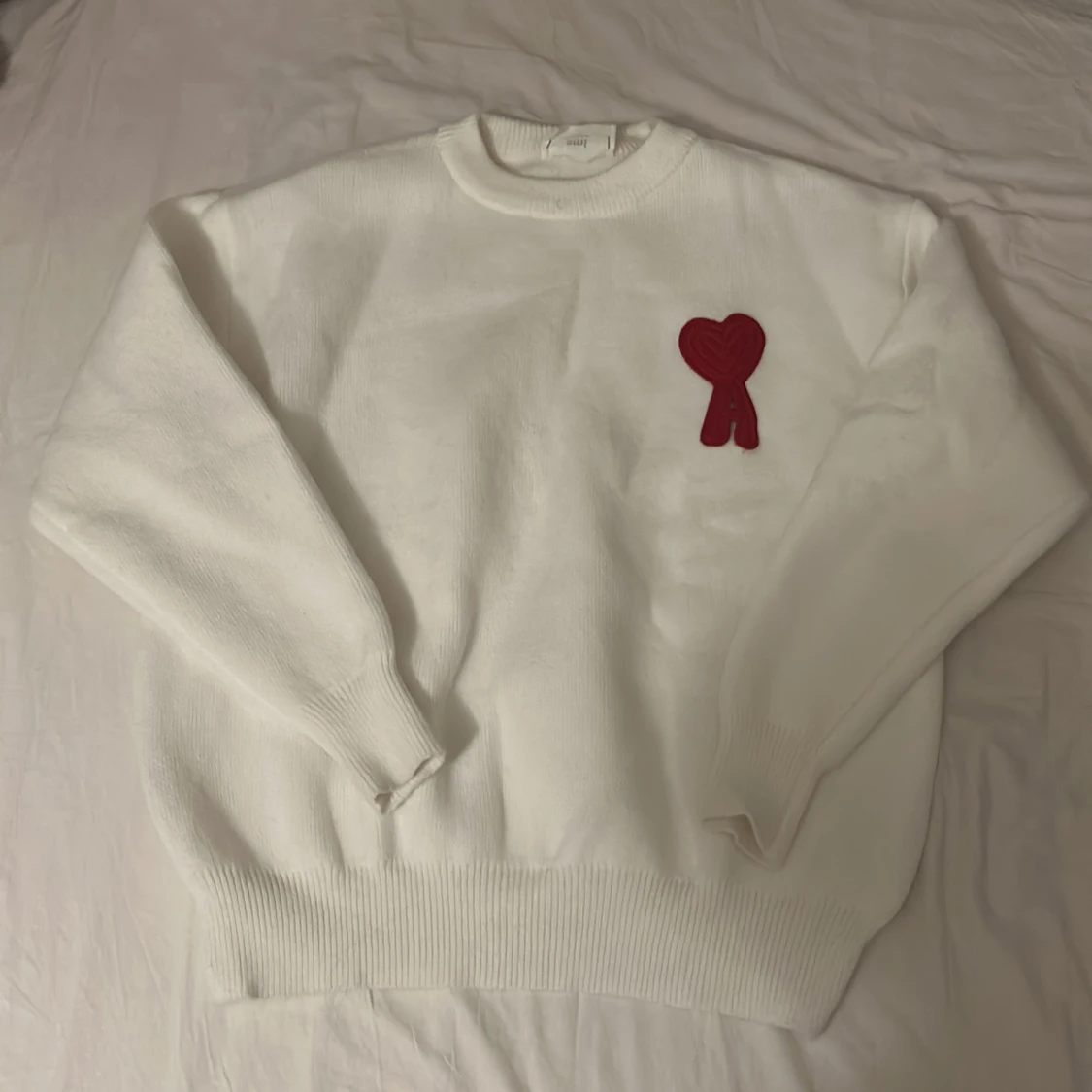 Vit stickad tröja från Ami med rött hjärta