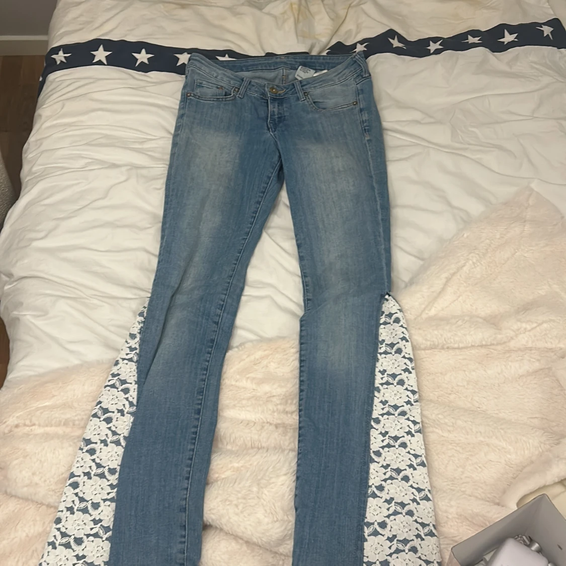 Bootcut jeans med spetsdetalj