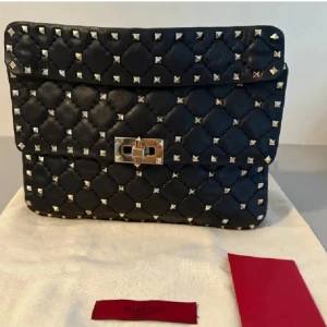 Valentino väska - Super snygg valentino garvani spike bag medium, pris kan diskuteras. Självklart äkta och tillkommer äktahetsbevis☺️