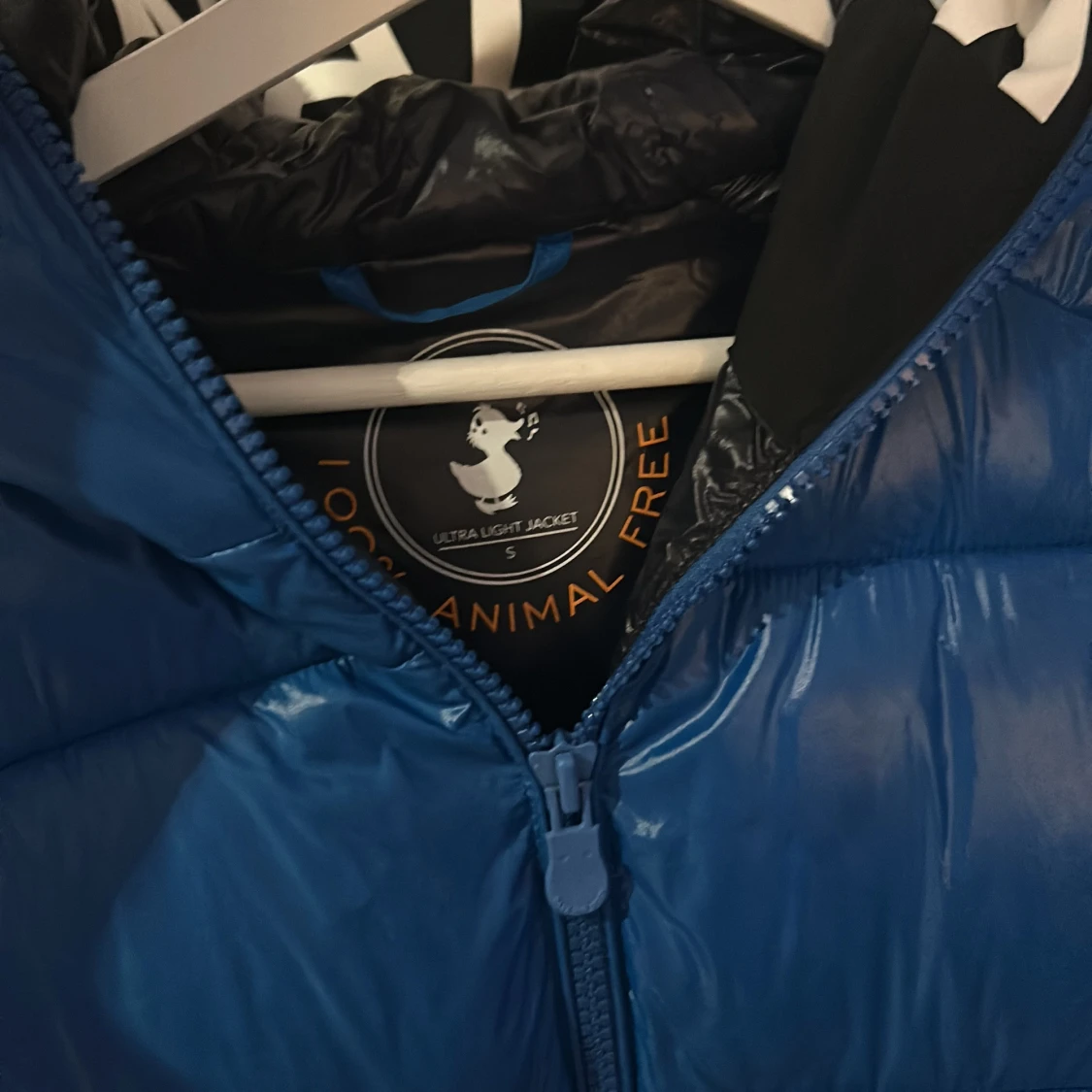 Blå pufferjacka från Save The Duck - 2