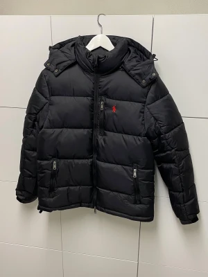 Polo Ralph Lauren Dunjacka  - Säljer en jacka i nyskick, aldrig använd. Storlek L. Skriv gärna vid fler frågor. Postar inom 24h efter betalning. (Alla bilder är tagna av mig)