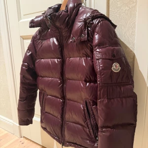 Mörk vinröd Moncler pufferjacka - Säljer min fina Moncler Maya-jacka i en jättefin vinröd/burgundy färg. Superskön och varm! Passar perfekt nu under höst/vinter ❄️ Jag säljer den bara för att den inte kommer till användning längre. Är du intresserad så kan jag skicka fler bilder, t.ex. på loggor och lappar om du vill kolla äkthet. Inhandlad från Merch of Sweden för 7899kr. Pris kan diskuteras vid snabb affär. Passar en S/M. 💖