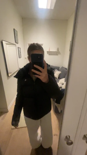 Svart pufferjacka från Calvin Klein  - Säljer en svart pufferjacka från Calvin klein med hög krage och dragkedja framtill. Jackan har en clean look, diskret logga på bröstet och är riktigt fluffig. Perfekt för dig som vill ha en varm och snygg jacka med modern vibe.