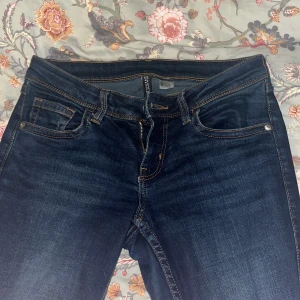 Mörkblå, lågmidjade jeans  - Säljes då de inte kommer till användning❤️ Storlek 36 och passar någon runt 168💓