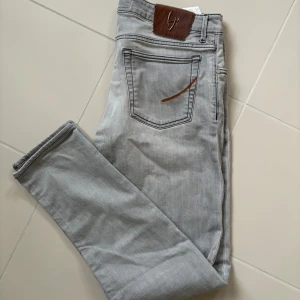 Handpicked jeans - Galet snygga grå populära Handpicked jeans i riktigt schysst colorway och storlek w33 (midjemått på 92 cm). Nypris på över 2500 kr. Skicket är super bra och inga hål eller fläckar. Tveka inte vid minsta fundering!