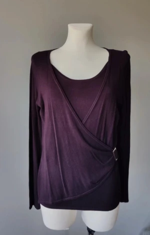 vinrött/lila set med kofta och linne! - jättefint mysigt set med linne och kofta med spänne. storlek M. hör av er vid frågor!! 