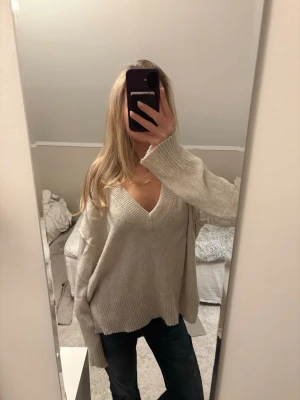 Urringad stickad tröja - Så fin och mysig stickad tröja i creme färg och urringad hals. Från Day Birger et Mikkelsen, otrolig kvalitet! 