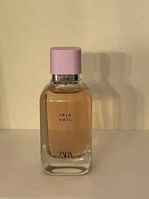 ZARA Iris Veil  100 ml - Zara Iris Veil EDP 100ml påminner om glossier you.  Se sista  bild för noter. 