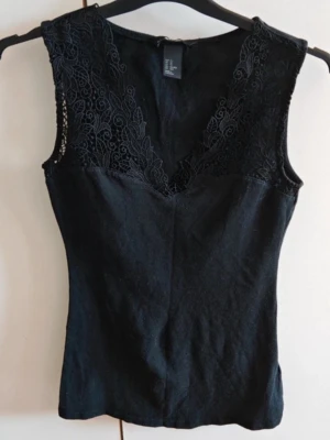 svart topp med spets - perfekt festtopp med spets! storlek S, hör av er vid frågor!! 