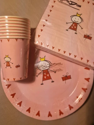 Rosa kalasset med prinsessmotiv - Jättesött kit till dukning med muggar, tallrikar och servetter. Perfekt för barnkalaset. Nytt med oöppnade förpackningar. 8st muggar, 8st tallrikar, 20st servetter