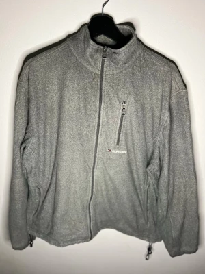 Tommy Hilfiger fleecejacka grå - Grå Tommy Hilfiger fleecejacka i mycket bra skick, pm vid intresse.