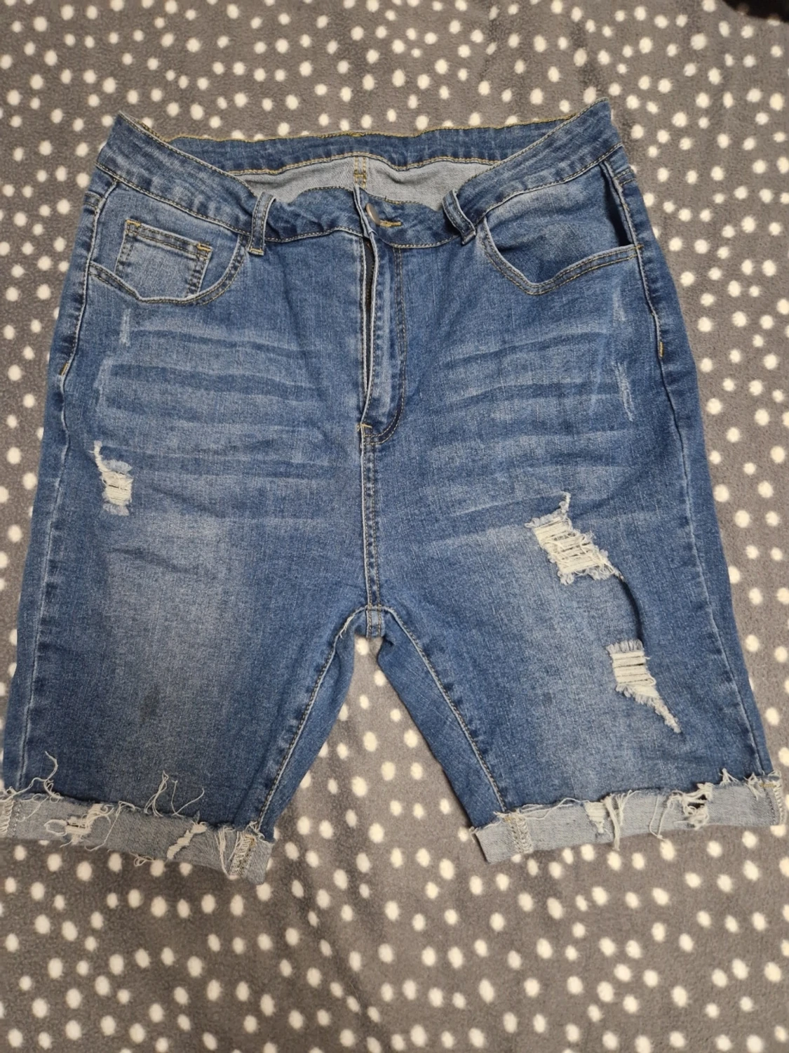 Blå jeansshorts med slitningar