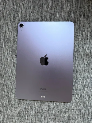 iPad Air M1 med Apple Pencil 2nd gen - Apple iPad Air med M1 chippet.  Inkluderar en Apple Pencil 2a gen.   Fint skick och har även ett skärmskydd på som gör att det känns som papper när du använder apple pennan.