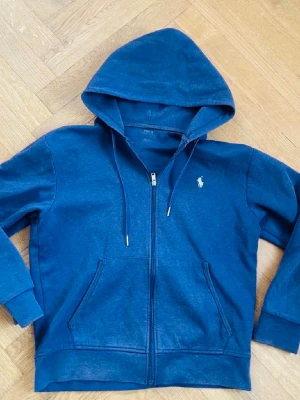 Blå Ralph Lauren zip hoodie  - En fin blå Ralph Lauren hoodie om du har några frågor så skriv till mig.