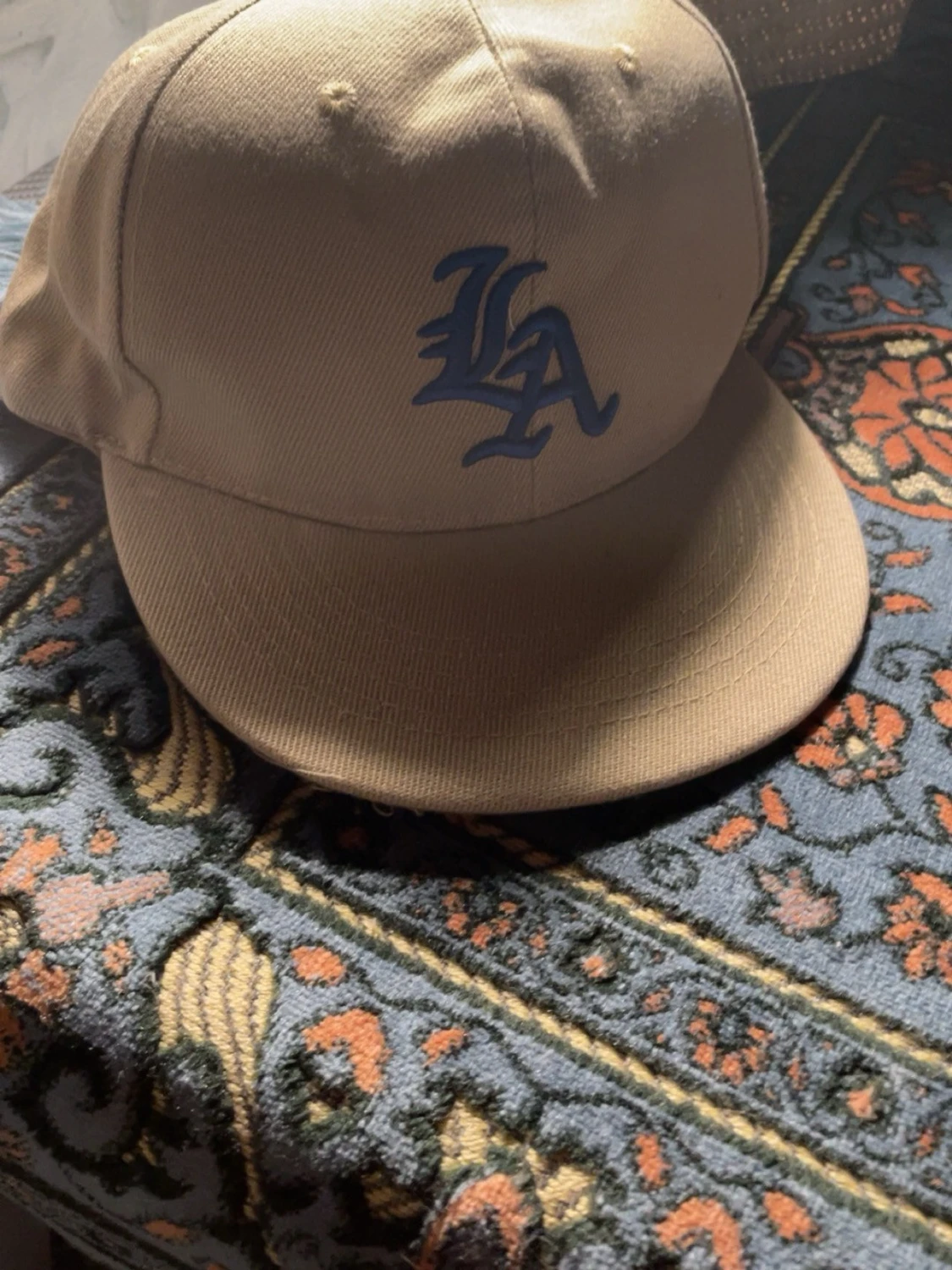 Beige LA-keps med blå logga