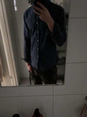 Polo Ralph lauren skjorta  - Riktigt skön o fräsch Ralph lauren skjorta. Blå skjorta med röd logga🤩                                     skick 9/10.    storlek M (slim fit)    Ny pris 1200! Mitt pris 599✌🏼 priset ej hugget i sten! 🪨 