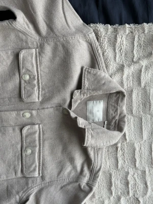 Overshirt  - En stilren overshort från Jack n Jones (premium). Använd någon fåtal gång så noll tecken på slitage 🤩        Size S          Skick 9,5/10   Priset ej hugget i sten!🪨 