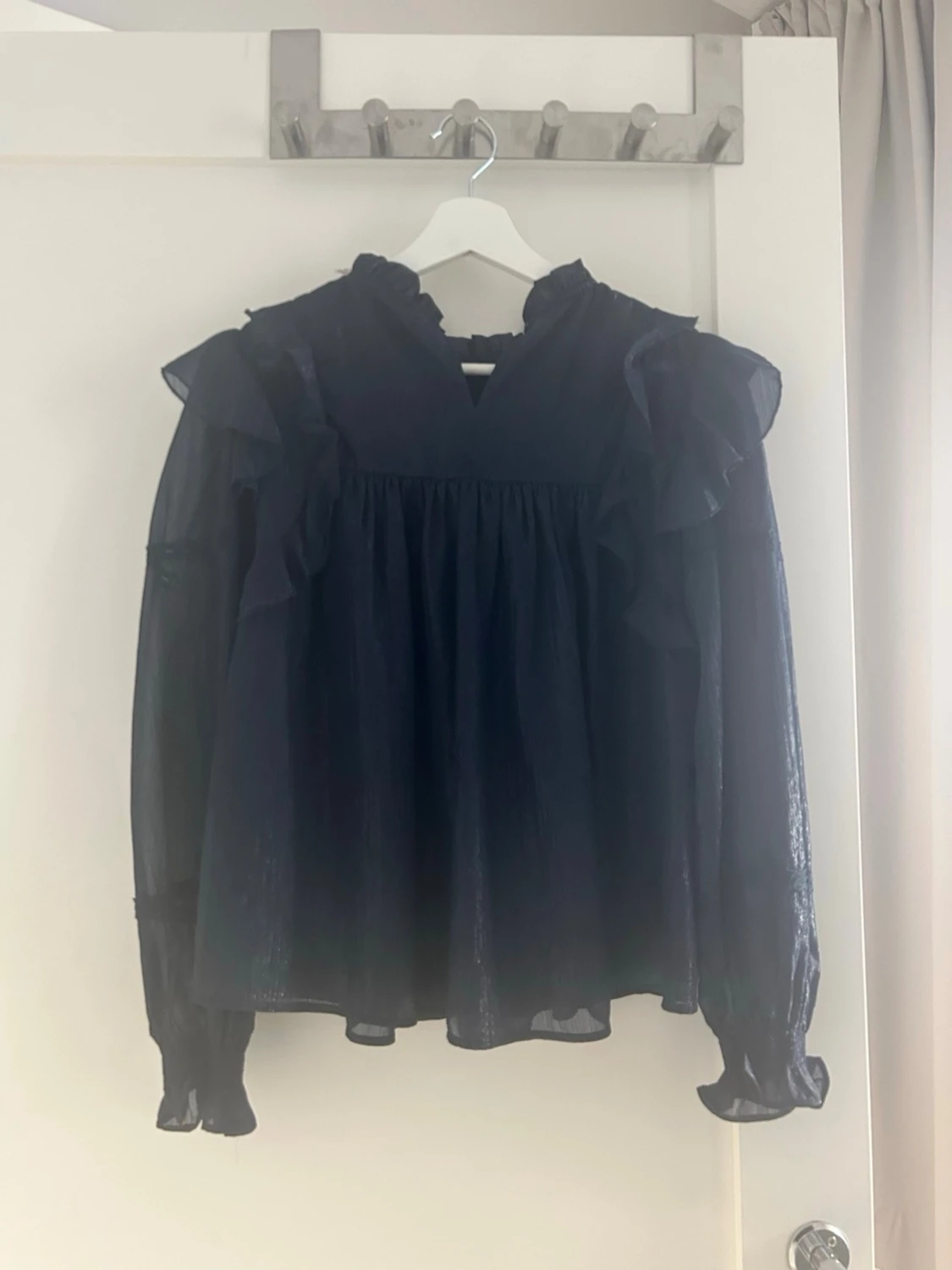 Mörkblå volangblus med lång ärm - 1