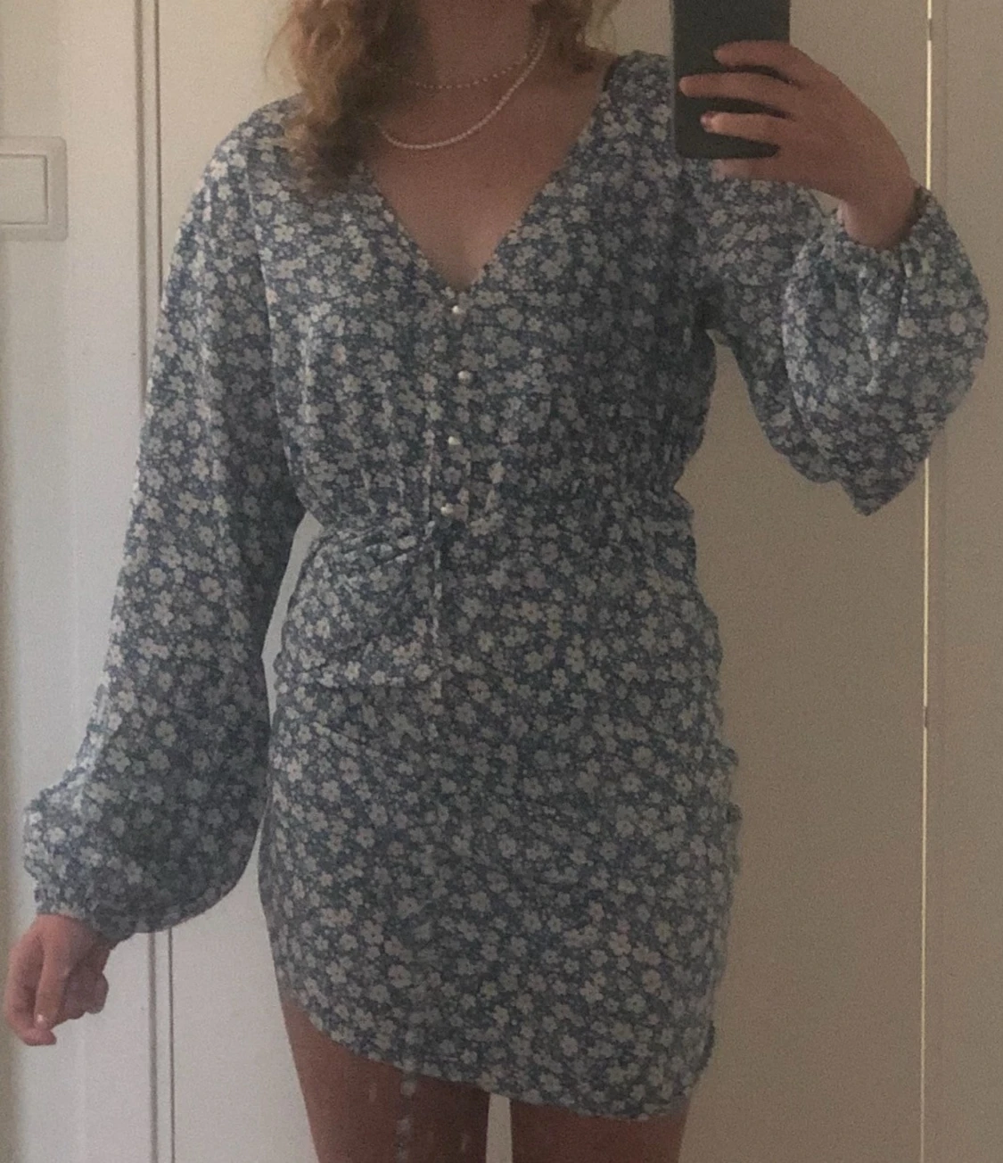 Blå blommig kortklänning med v-ringning