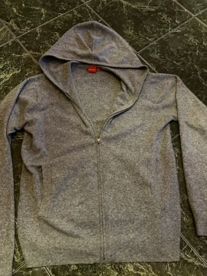 Ull kofta - Säljer denna kofta i storlek S/Xs, passar runt 175cm. Färg grå. Matrial, ull, polyester. Nypris runt 1000kr. Märke Ryvls