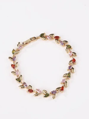 Ett guldpläterad armband  - Armband i guldfärgad metall med bladformade länkar och gnistrande stenar i grönt, lila, rosa och rött. Stenarna är slipade i marquiseform och ger ett elegant och färgstarkt intryck. Perfekt för dig som gillar detaljer och färg.