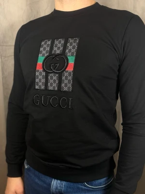 Svart långärmad tröja  - Perfekt för dig som gillar exklusiv streetstyle.