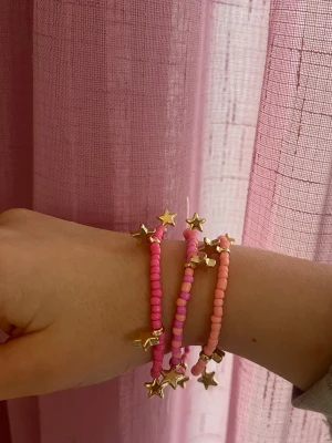 3 pack rosa armband🩷 - Säljer detta 3-pack egengjorda rosa armband🩷 30kr ❣️