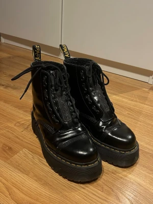 Svarta Dr. Martens storlek 40 - Säljer ett par svarta Dr. Martens Sinclair Fl Black Buttero storlek 40🌞