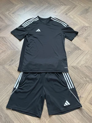 Adidas ~ set  - Ett schysst Adidas set i storlek S, riktigt bra skick, nytt skulle jag säga. Priset är inte hugget i sten och kan diskuteras vid intresse🤩🙌
