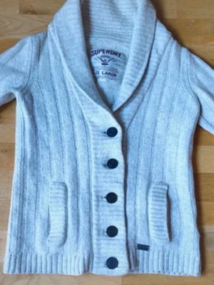 Ljusgrå kofta från Superdry - Cardigan från Superdry, Två framfickor och diskret logga vid ena fickan. Storlek L men är liten i storleken så passar S-M  LÄGG BUD pris ej hugget i sten