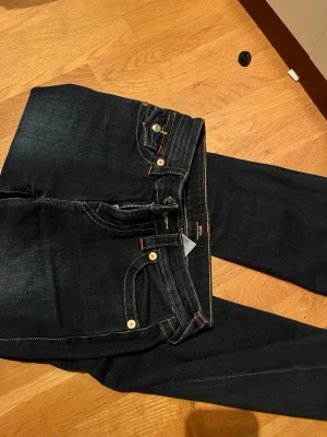 Mörkblå True Religion jeans - Hej jag säljer ett par mörkblå true religion jeans i Becca w25. Pris kan diskuteras. Använda max 5 gånger men syns ej.