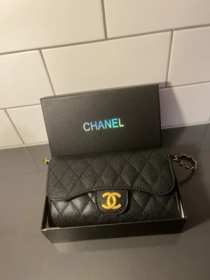  handväska - Axelväska, helt ny och oanvänd, lådan till väskan medföljer, skickas inom 24 timmar, passar perfekt till jobbet, skolan men även fester