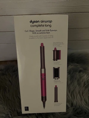 Dyson Airwrap Complete Long rosa - Säljer en Dyson Airwrap Complete Long i snygg rosa färg. Ett multifunktionellt stylingverktyg som kan locka, forma och släta ut håret utan extrem värme. Inkluderar flera tillbehör för olika stylingmöjligheter. Perfekt för dig som vill ha salongskänsla hemma.