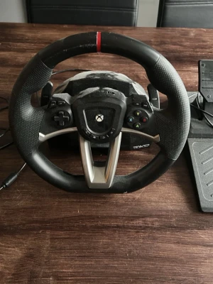Xbox ratt o pedaler - Bra skick, knappt använda - Kommer damma om av dom så sorry för smutsig bild - Saknar saken man spänner fast raten i ett bord, jag använde dubbelhäftande tejp, funkade utmärkt