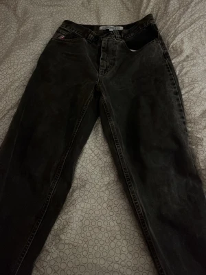 Big Boy svarta baggy jeans med OG logga - Säljer ett par svarta Big Boy jeans i baggy modell, storlek XXS. Perfekta för dig som gillar loose fit och streetwear-vibe. OBS! Gammalt par så den har gamla loggan!