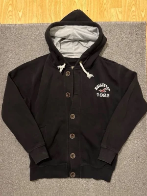 Vintage Hollister Cardigan Med Knappar - Säljer denna snygga & sällsyns Hollister Cardigan | Storlek S | Mycket bra skick | Modell 175cm, 68kg | Hör av vid funderingar och priset kan diskuteras! 