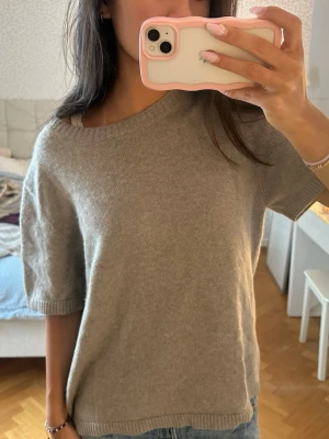 Soft goat tröja - Stickad carsmere T-shirt från soft goat som inte används längre💕 i färgen greige 