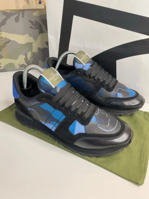 Valentino Rockrunner Skor - Tja, säljer dessa Valentino Rockrunner skor i 9/10 skick, nypris ca 5500kr säljer för endast 2399kr + gratis frakt, använd i 3 månader, du får med en dustbag, vid frågor eller funderingar skicka Pm 📩// Mvh HamWear
