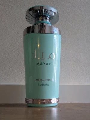 Lattafa Mayar Natural Intense parfym - Parfym från Lattafa. Inköpt 2025 använd ett fåtal gånger 