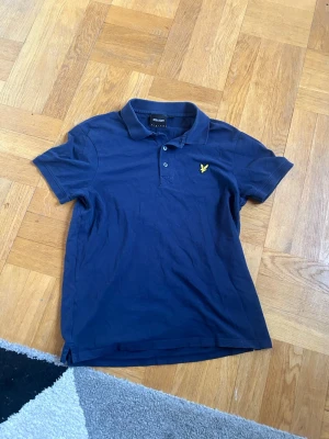 Lyle scott pike tröja  - Säljer en lyle scott piké tröja i bra skick. 