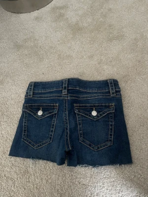 Mörkblå jeansshorts från Gina Tricot - Snygga mörkblå jeansshorts från Gina tricot aldrig använt dom som ny