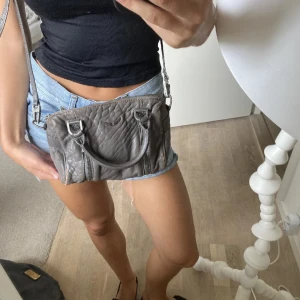 Zadig väska  - Zadig väska i väldigt användt skick, vilket både finns tecken på + defekter förekommer! ❣️det mesta syns på bilderna! Ska försöka hitta alla kort och kvitton! Zadig dustbageb tillkommer (påsen)